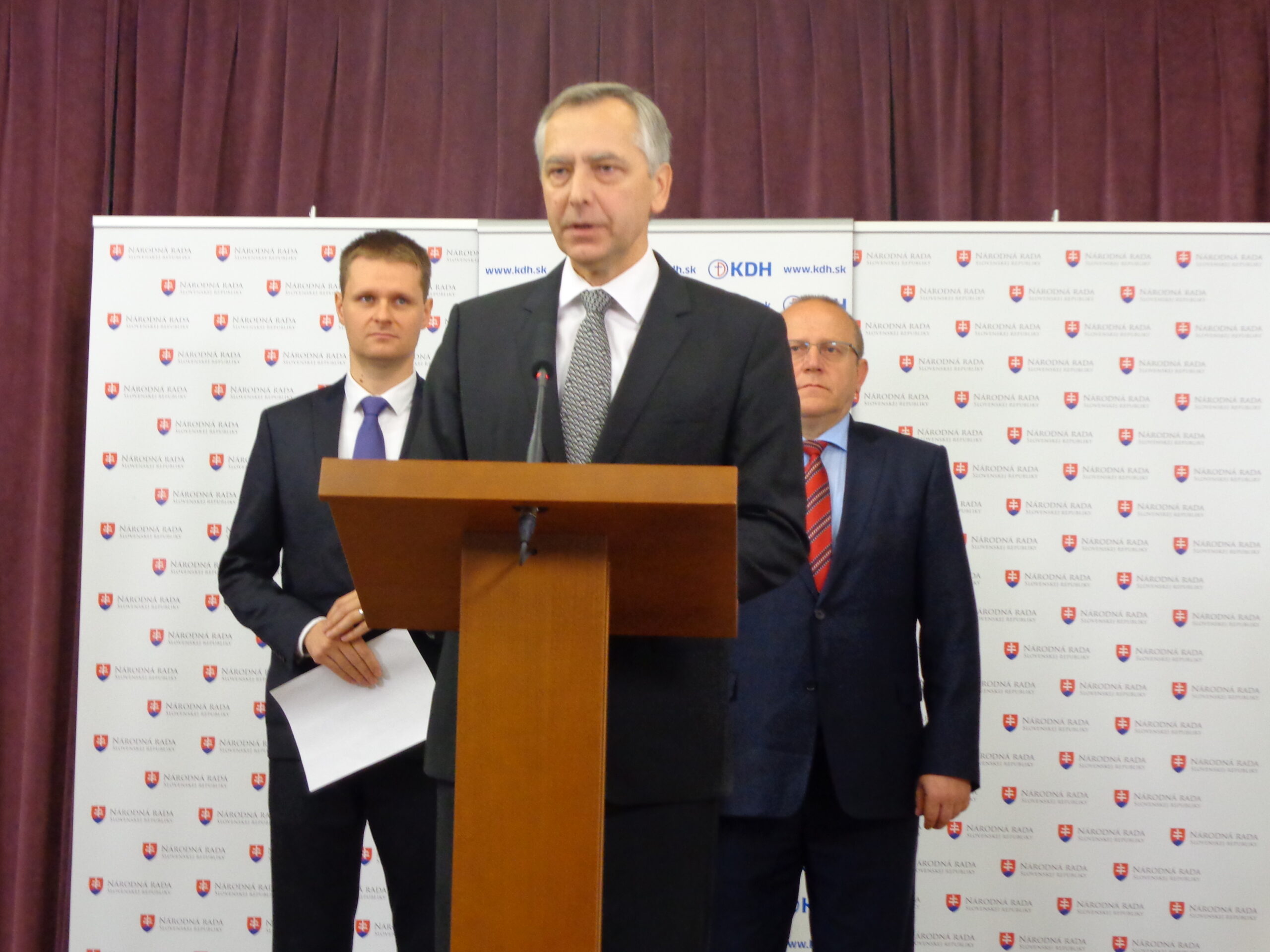 Figeľ: Vláda jednou rukou dáva, ale druhou oveľa viac berie