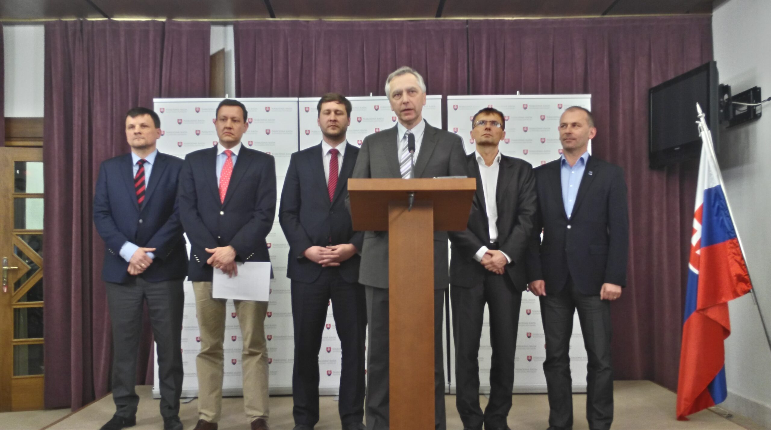 Tlačová beseda predstaviteľov opozičných strán k problémom reštrukturalizácie firiem