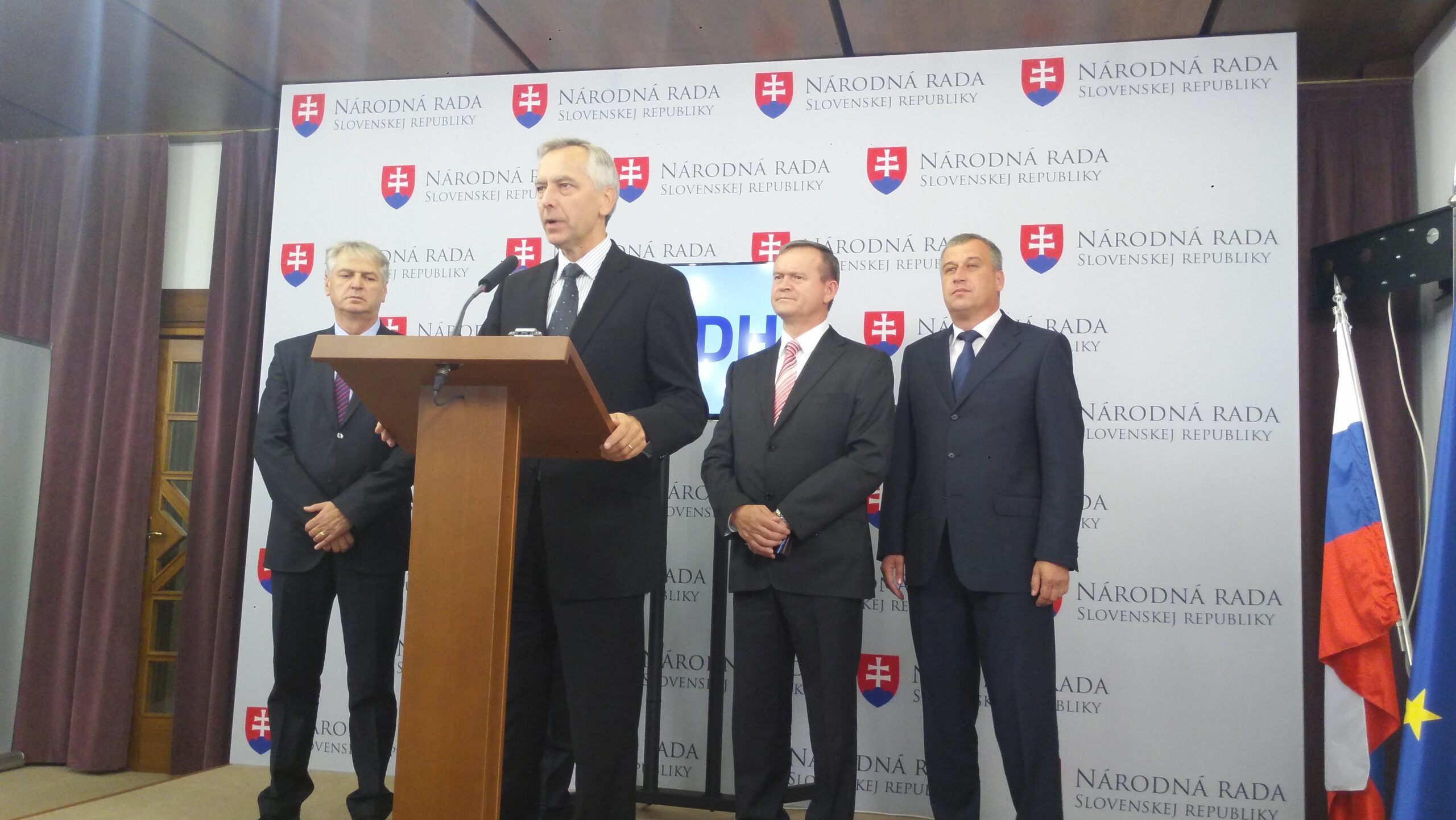 KDH: Premiér dostáva Slovensko do izolácie, na tieto kroky mandát nemá