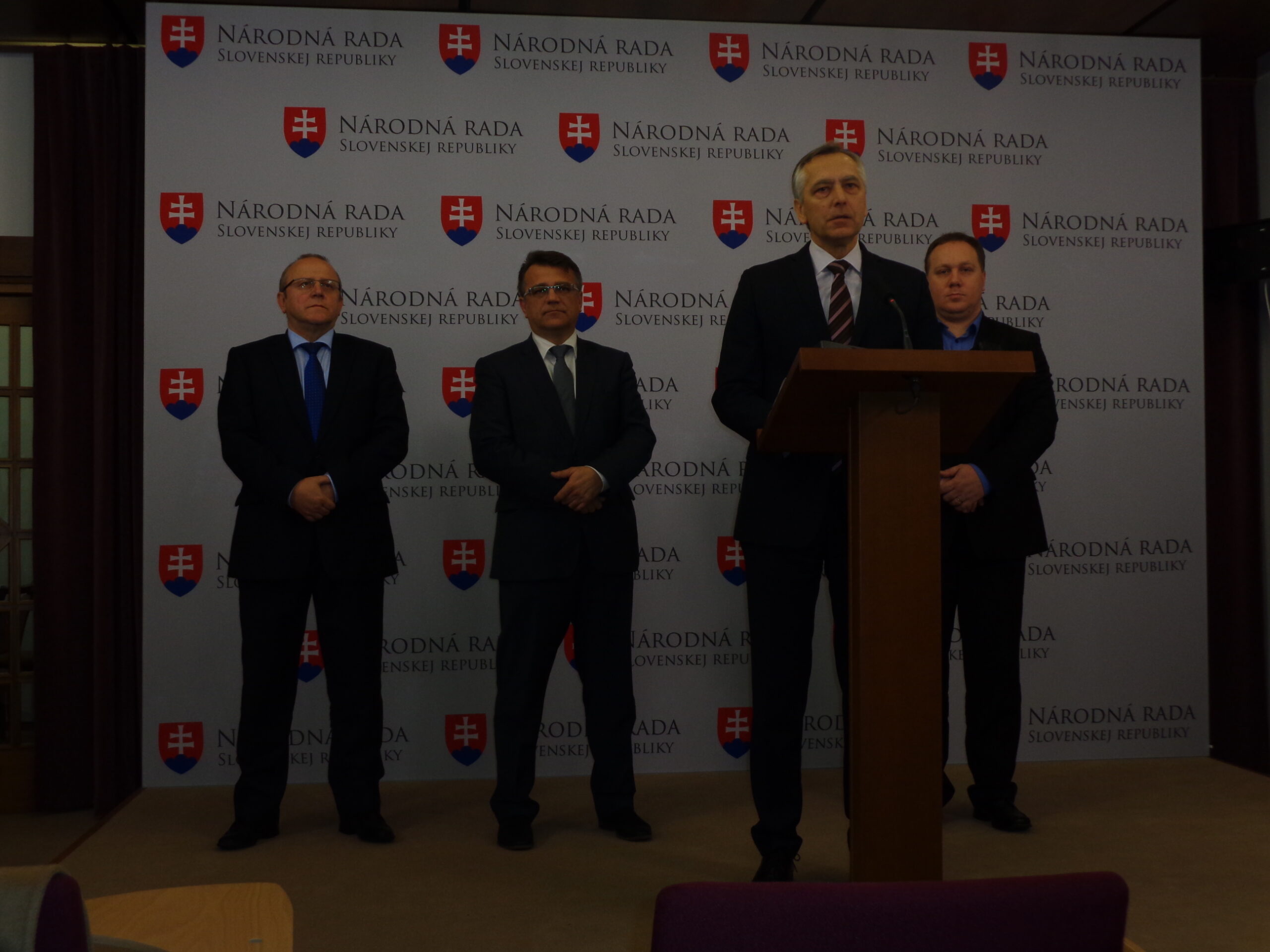 Opozícia chce podať podpisy k mimoriadnej schôdzi v pondelok